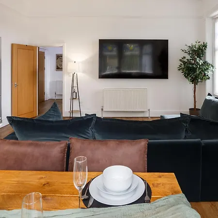 Beech With 85 Inch Cinema Tv 아파트
