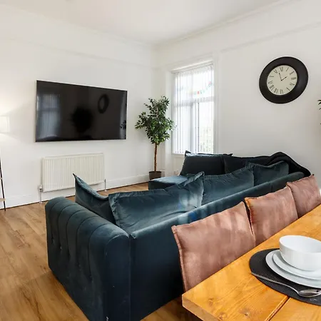 Beech - Private Location With 85 Inch Cinema Tv & Parking شقة *