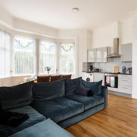 Beech - Private Location With 85 Inch Cinema Tv & Parking Bradford (West Yorkshire)