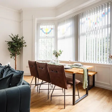 Beech - Private Location With 85 Inch Cinema Tv & Parking *