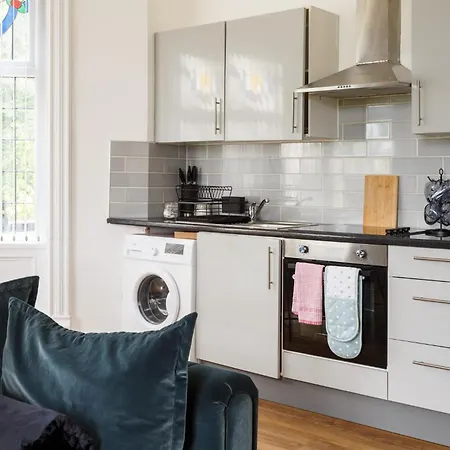 Beech - Private Location With 85 Inch Cinema Tv & Parking Apartment *