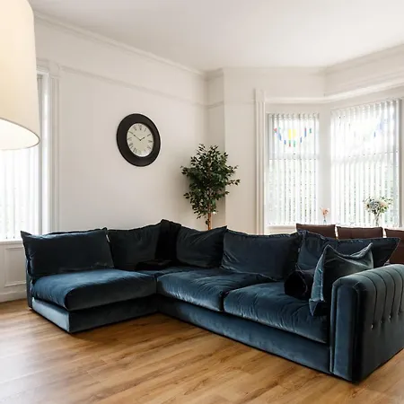 Beech - Private Location With 85 Inch Cinema Tv & Parking * Bradford (West Yorkshire)