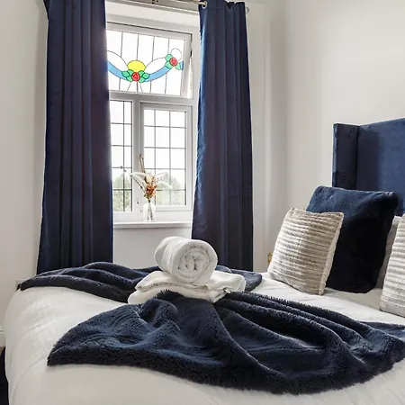 Beech - Private Location With 85 Inch Cinema Tv & Parking