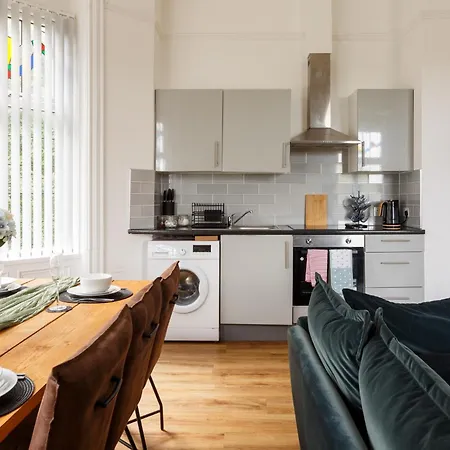 Beech - Private Location With 85 Inch Cinema Tv & Parking