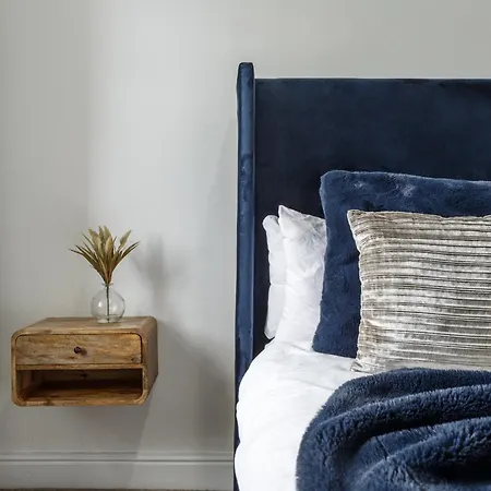 Beech - Private Location With 85 Inch Cinema Tv & Parking Apartment *