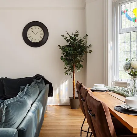 Beech - Private Location With 85 Inch Cinema Tv & Parking * Bradford (West Yorkshire)