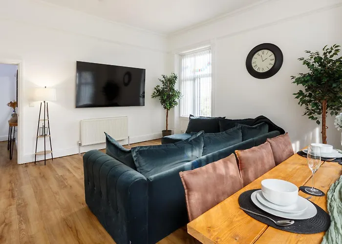 Beech - Private Location With 85 Inch Cinema Tv & Parking Apartment *