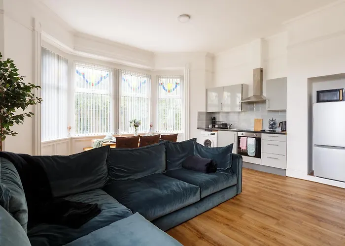 Beech - Private Location With 85 Inch Cinema Tv & Parking Bradford (West Yorkshire)