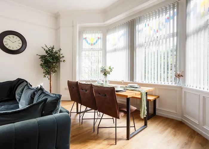 Beech - Private Location With 85 Inch Cinema Tv & Parking *