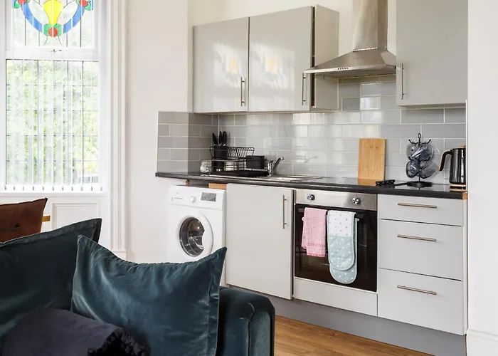 Beech - Private Location With 85 Inch Cinema Tv & Parking Apartment *