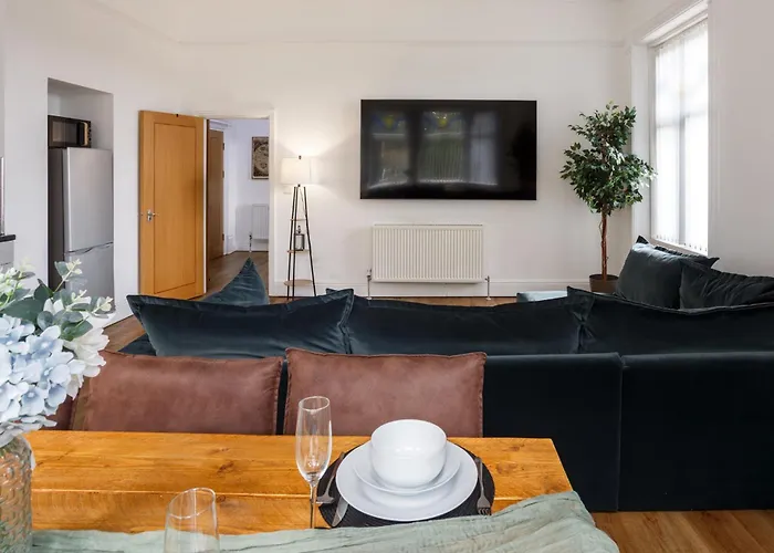 Beech - Private Location With 85 Inch Cinema Tv & Parking شقة