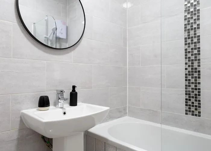 Beech - Private Location With 85 Inch Cinema Tv & Parking Apartment *