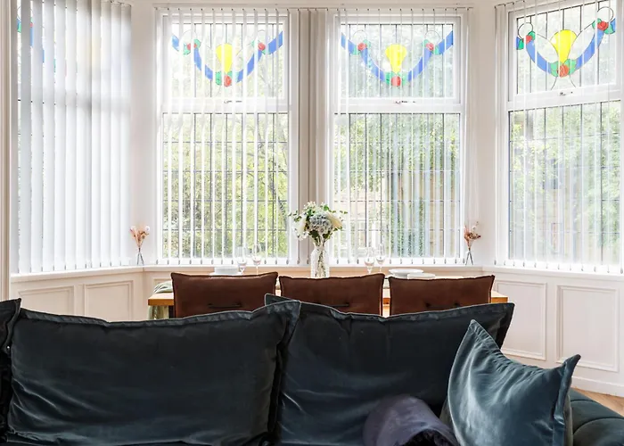 Beech - Private Location With 85 Inch Cinema Tv & Parking * Bradford (West Yorkshire)