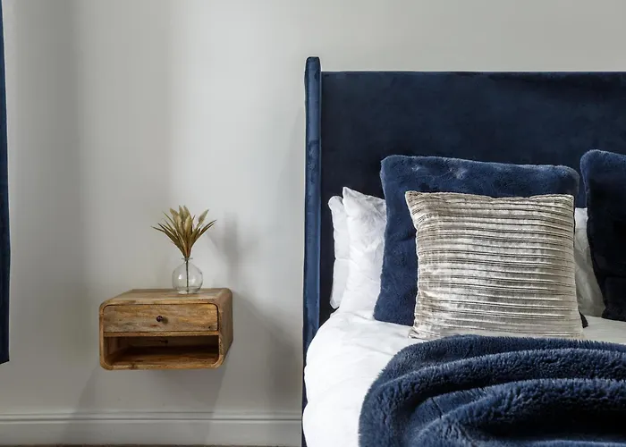 Beech - Private Location With 85 Inch Cinema Tv & Parking Apartment *