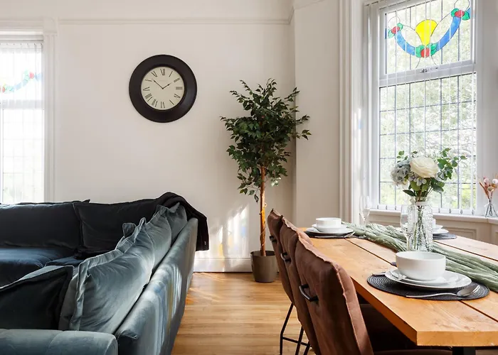 Beech - Private Location With 85 Inch Cinema Tv & Parking * Bradford (West Yorkshire)