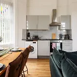 Beech - Private Location With 85 Inch Cinema Tv & Parking