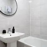 Beech - Private Location With 85 Inch Cinema Tv & Parking Apartment *